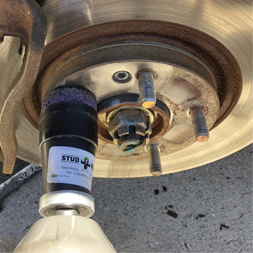 Outil de nettoyage pour moyeux, goujons et roues &agrave; entraînement par chocs STUD KLEEN Distribution Industrielle GC