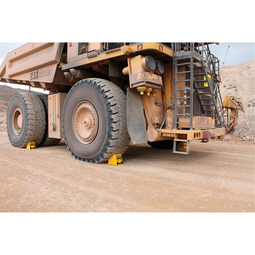Cale de roue ultra-robuste pour l'exploitation mini&egrave;re Checkers Safety, PEHD, Jaune, 14-1/2" la x 17-1/2" p x 16" h Distribution Industrielle GC