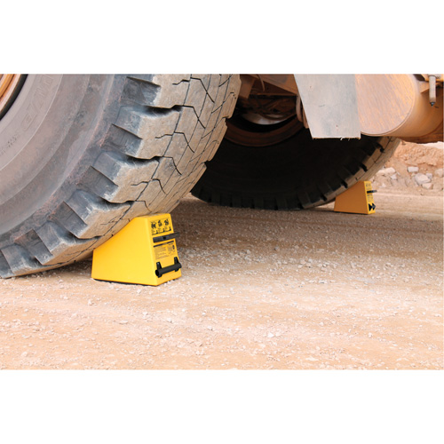 Cale de roue ultra-robuste pour l'exploitation mini&egrave;re Checkers Safety, PEHD, Jaune, 14-1/2" la x 17-1/2" p x 16" h Distribution Industrielle GC