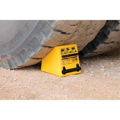Cale de roue ultra-robuste pour l'exploitation mini&egrave;re Checkers Safety, PEHD, Jaune, 14-1/2" la x 17-1/2" p x 16" h Distribution Industrielle GC