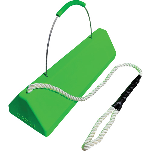 Cale de roue pour avion Checkers Safety SafeRay avec poign&eacute;e &agrave; c&acirc;ble avec cordage en boucle, Ur&eacute;thane, Vert fluorescent, 24" la x 8" p x 6" h Distribution Industrielle GC