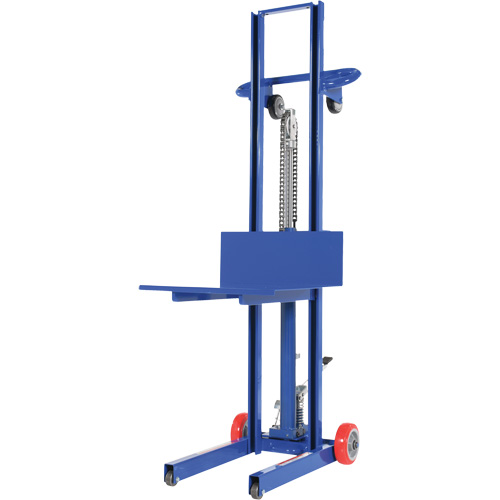 Gerbeur hydraulique &agrave; plateforme, M&eacute;canisme Pompe au pied, Capacit&eacute; de 400 lb, Levage max de 51-1/8" Distribution Industrielle GC