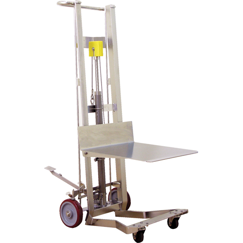Gerbeur hydraulique &agrave; plateforme, M&eacute;canisme Pompe au pied, Capacit&eacute; de 750 lb, Levage max de 54" Distribution Industrielle GC