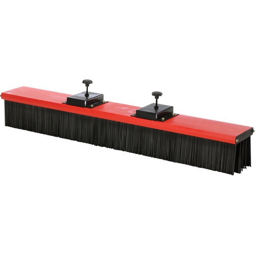 Balai-brosse mont&eacute; sur chariot &agrave; fourches Distribution Industrielle GC