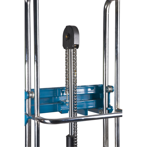 Gerbeur hydraulique &agrave; plateforme, M&eacute;canisme Pompe au pied, Capacit&eacute; de 880 lb, Levage max de 60" Distribution Industrielle GC