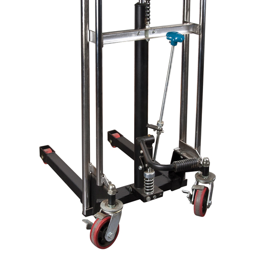 Gerbeur hydraulique &agrave; plateforme, M&eacute;canisme Pompe au pied, Capacit&eacute; de 880 lb, Levage max de 60" Distribution Industrielle GC