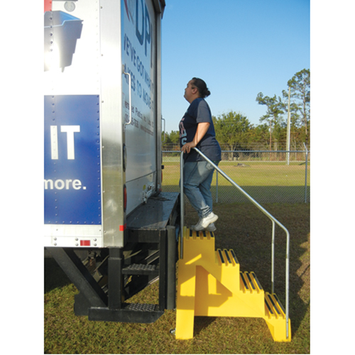Industrial Step Stool, 4 Steps, 43" x 22-1/2" x 66" High Distribution Industrielle GC