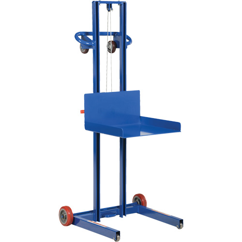 Plateforme &eacute;l&eacute;vatrice &agrave; profil bas pour charge l&eacute;g&egrave;re, M&eacute;canisme Treuil manuel, Capacit&eacute; de 400 lb, Levage max de 55" Distribution Industrielle GC