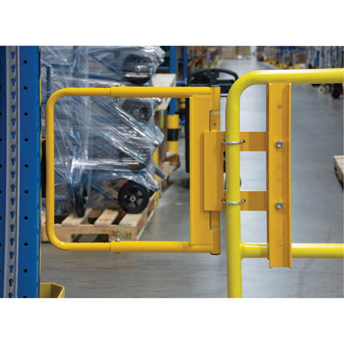 Safety Swing Gate, 21" H x 16" - 26" W Distribution Industrielle GC