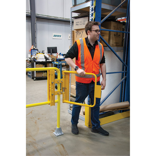 Safety Swing Gate, 21" H x 16" - 26" W Distribution Industrielle GC