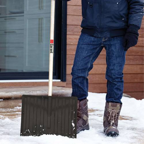 Pelle &agrave; neige Nordic, Lame Polypropyl&egrave;ne, Largueur 17-3/4", Manche Prise en D Distribution Industrielle GC