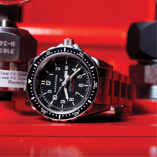 Tr&egrave;s grande montre automatique avec jour/date avec bracelet en acier inoxydable, Num&eacute;rique, &agrave; piles, 46 mm, Argent Distribution Industrielle GC