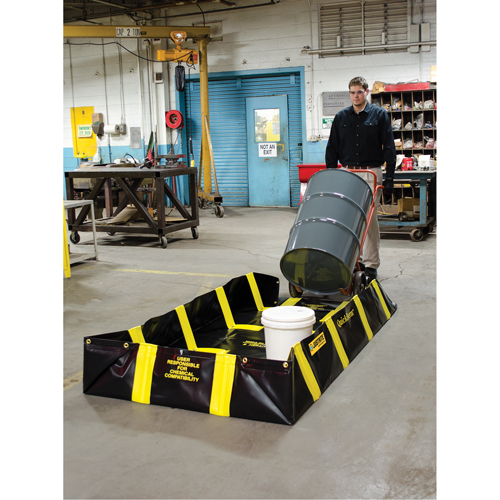 QuickBerm&reg; Containment Berm with Inside Wall Supports, 235 US gal. Capacity, 4' W x 8' L x 12" H, Snap-Up Bracket Distribution Industrielle GC