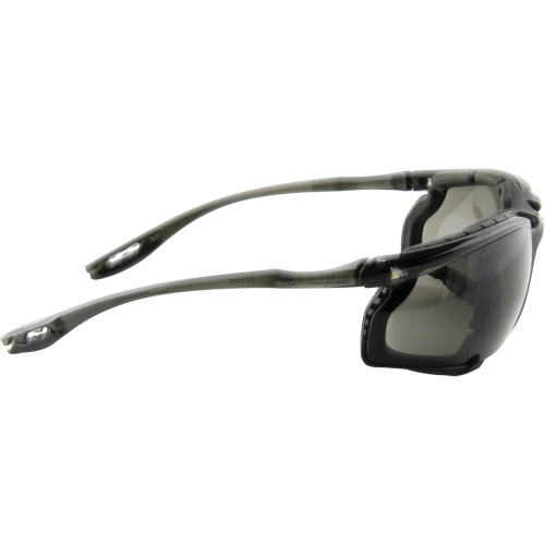 Lunettes de s&eacute;curit&eacute; avec joint en mousse Virtua, Lentille Grise/fum&eacute;e, Antibu&eacute;e, ANSI Z87+/R&eacute;pond ou surpasse la norme CSA Z94.3 Distribution Industrielle GC