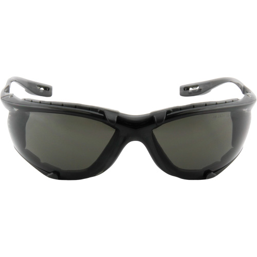 Lunettes de s&eacute;curit&eacute; avec joint en mousse Virtua, Lentille Grise/fum&eacute;e, Antibu&eacute;e, ANSI Z87+/R&eacute;pond ou surpasse la norme CSA Z94.3 Distribution Industrielle GC
