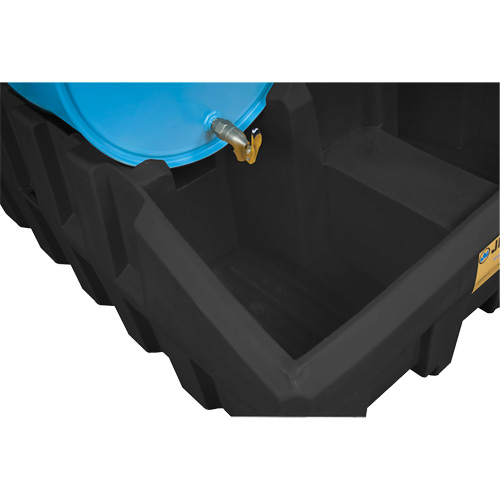 EcoPolyBlend Drum Management Base, 59" L x 49" W x 26" H, 66 US gal. Capacity Distribution Industrielle GC