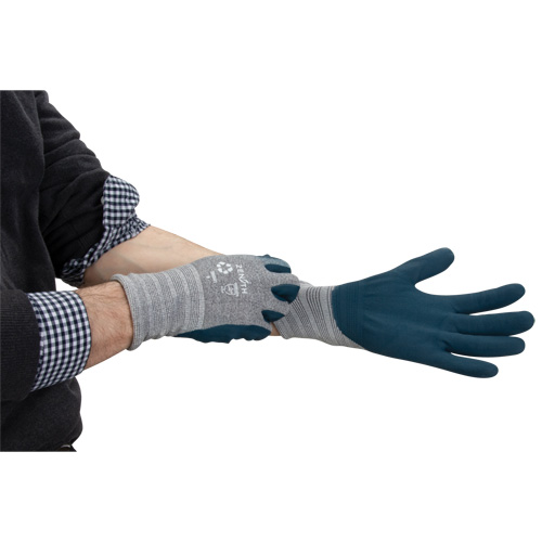 Gants &eacute;cologiques enduits et l&eacute;gers, 8, R&ecirc;vetement Mousse de nitrile, Calibre 15, Enveloppe en Polyester/rPET Distribution Industrielle GC