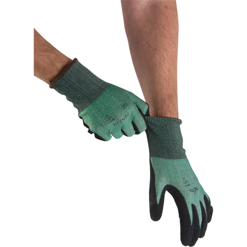 Gants l&eacute;gers et haute dext&eacute;rit&eacute; r&eacute;sistants &agrave; la coupe, Taille 7, Calibre 21, Rev&ecirc;tement Mousse de nitrile, Enveloppe en Acier inoxydable/PEHP, ASTM ANSI niveau A3 Distribution Industrielle GC
