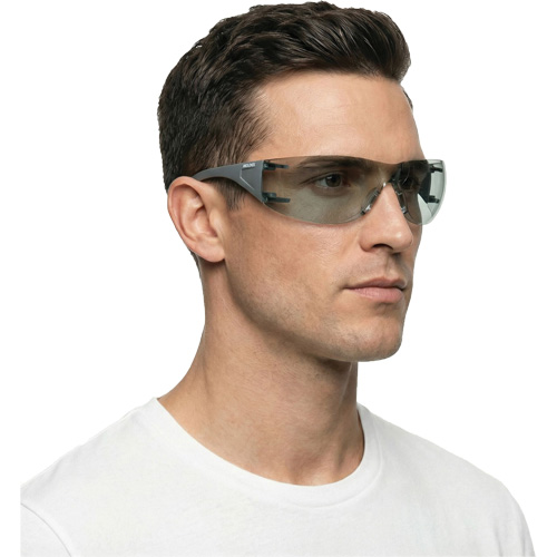 Lunettes de s&eacute;curit&eacute; Adapt Lite, Lentille Int&eacute;rieur/ext&eacute;rieur, Antibu&eacute;e/Anti-&eacute;gratignures, ANSI Z87+/R&eacute;pond ou surpasse la norme CSA Z94.3 Distribution Industrielle GC