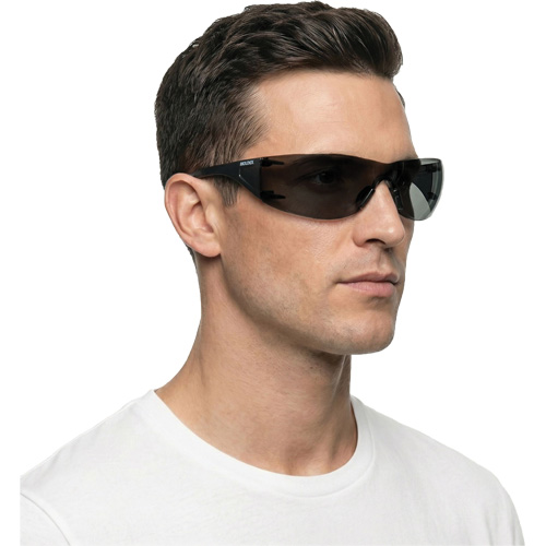 Lunettes de s&eacute;curit&eacute; Adapt Lite, Lentille Fum&eacute;e, Antibu&eacute;e/Anti-&eacute;gratignures, ANSI Z87+/R&eacute;pond ou surpasse la norme CSA Z94.3 Distribution Industrielle GC