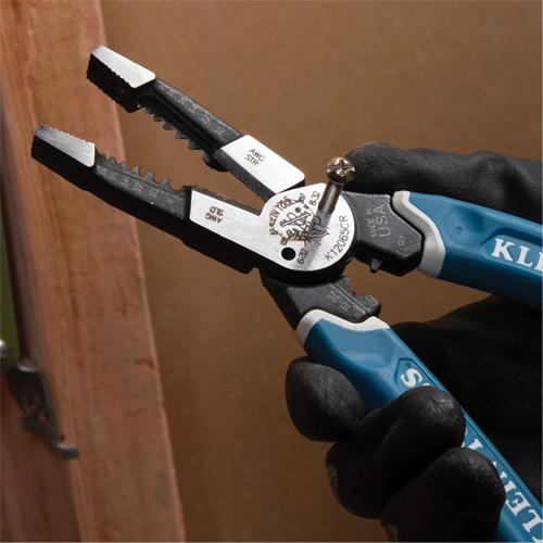 Outil polyvalent Klein-Kurve pour d&eacute;nuder, couper et sertir les fils, 8-1/4" lo, 8 - 20 AWG Distribution Industrielle GC