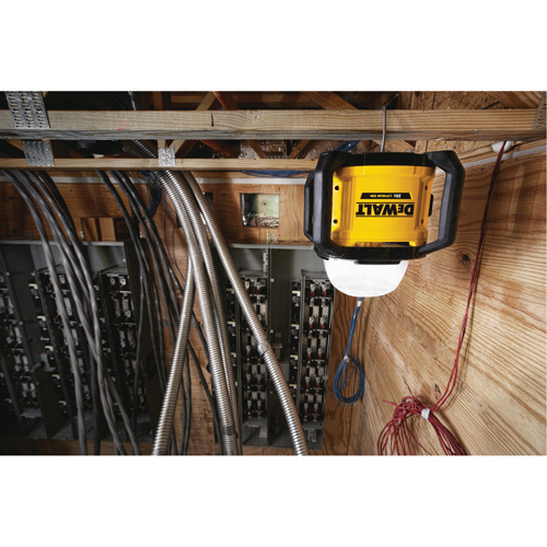 Baladeuse polyvalent sans fil Tool Connect 20V Max, DEL, 5000 lumens, Boîtier en Plastique Distribution Industrielle GC