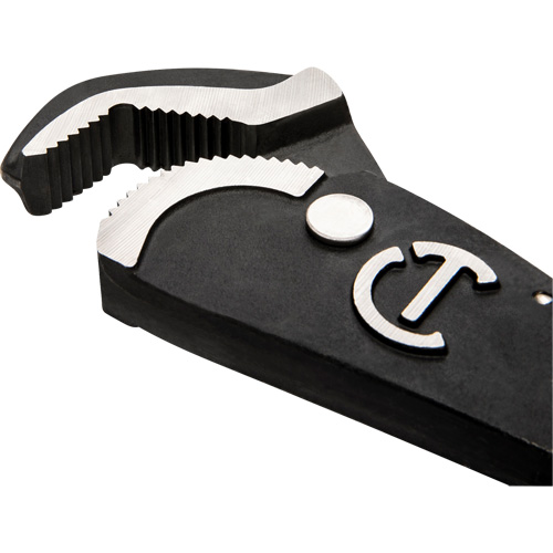 Self-Adjusting Dual Material Pipe Wrench, 1-1/2" Jaw Capacity, 12" Long, Black Oxide Finish, Cushion Handle Distribution Industrielle GC