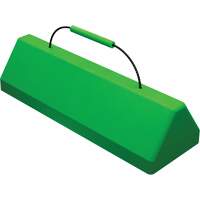 Cale de roue pour avion Checkers Safety SafeRay avec poign&eacute;e &agrave; c&acirc;ble, Ur&eacute;thane, Vert fluorescent, 24" la x 8" p x 6" h Distribution Industrielle GC