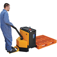 Transpalette &eacute;lectrique motoris&eacute; a/plateforme &agrave; conducteur debout, Capacit&eacute; 4500 lb, 48" lo x 30,25" la Distribution Industrielle GC