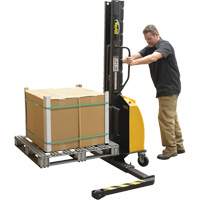 Gerbeur motoris&eacute; avec m&acirc;t &eacute;troit, Fonctionnement &eacute;lectrique, Capacit&eacute; 1000 lb, Lev&eacute;e max 63" Distribution Industrielle GC