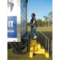 Escabeau industriel, 4 marches, 43" x 22-1/2" x Hauteur 66" Distribution Industrielle GC