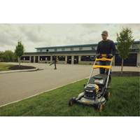 Trousse tondeuse &agrave; gazon autopropuls&eacute;e sans balais sans fil avec roues motrices arri&egrave;res 60 V MAX*, Pouss&eacute;e automatique, &agrave; pile, Largeur de coupe 21" Distribution Industrielle GC