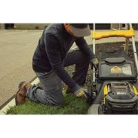 Trousse tondeuse &agrave; gazon autopropuls&eacute;e sans balais sans fil avec roues motrices arri&egrave;res 60 V MAX*, Pouss&eacute;e automatique, &agrave; pile, Largeur de coupe 21" Distribution Industrielle GC