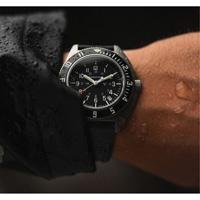 Montre Steel Navigator avec date sur ensemble bracelet en caoutchouc noir de trois morceaux, Num&eacute;rique, &agrave; piles, 41 mm, Noir Distribution Industrielle GC