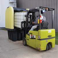 Palette anti-d&eacute;versement jaune &agrave; couvercle rigide roulant, 65" lo x 65" la x 101" h, Capacit&eacute; de charge 5000 lb Distribution Industrielle GC