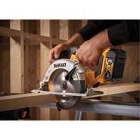 Scie circulaire sans fil &agrave; moteur sans balai Max* (outil seulement), 6-1/2", 20 V Distribution Industrielle GC