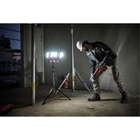 Lampe de travail &agrave; DEL professionnelle &agrave; panneaux pliants lumens sans fil 18V sur tr&eacute;pied, DEL, 3600 lumens Distribution Industrielle GC